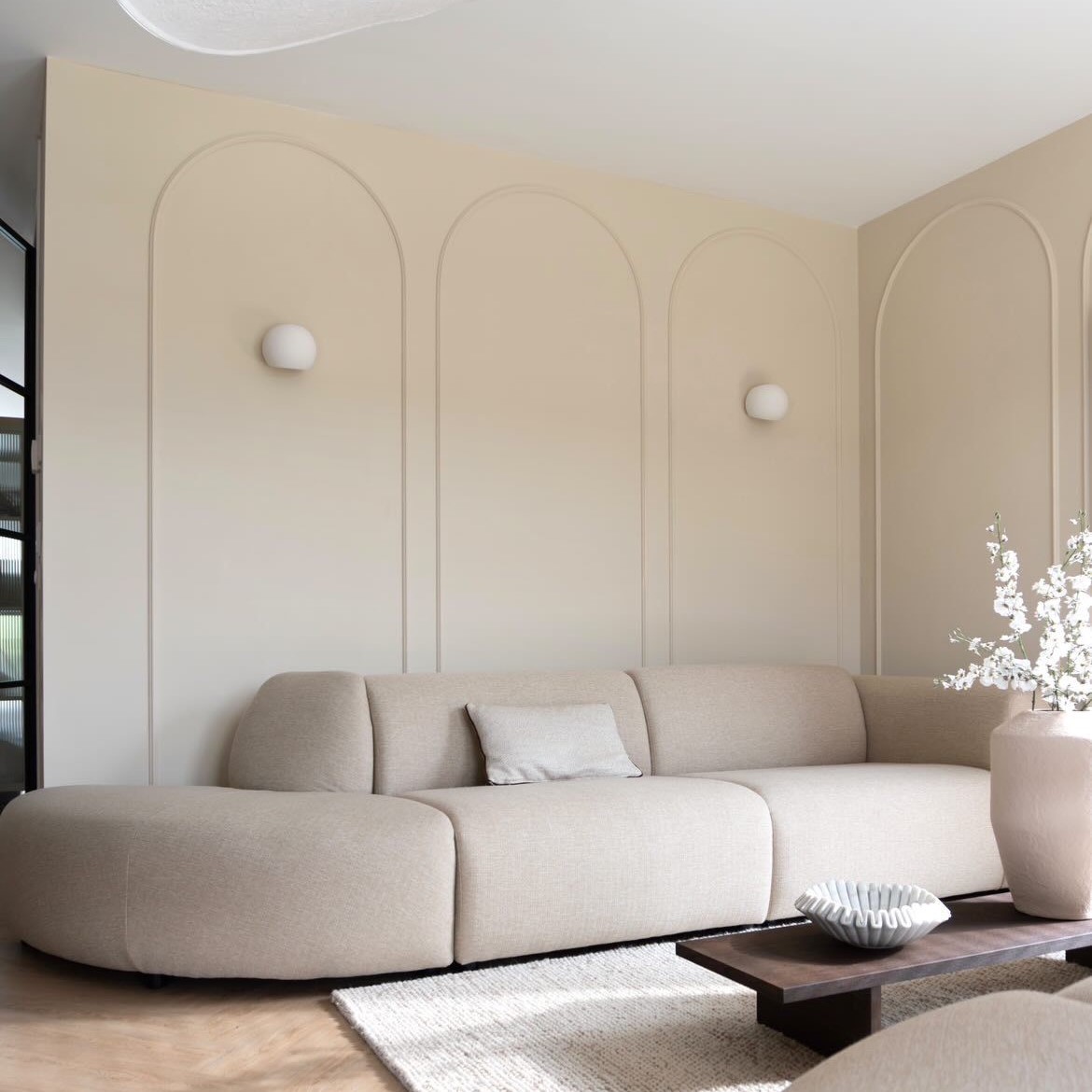 Interieurtip: maak een echte arch wall bij jouw thuis met flexibele wandlijsten.
